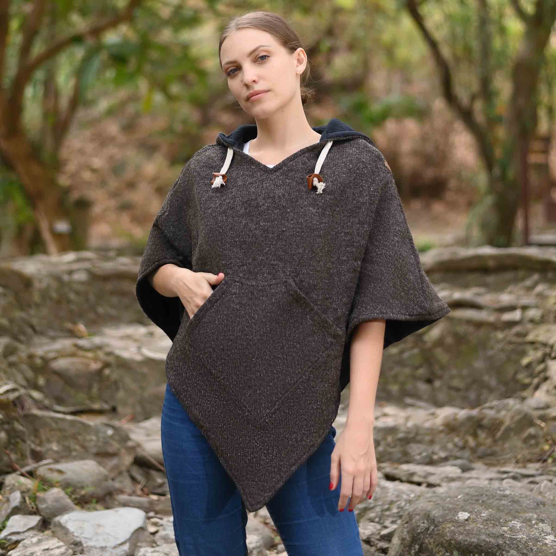 model-sm Boho style Wollponcho Abajo Braun